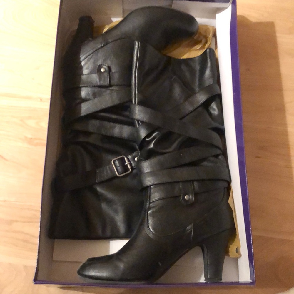 Used black heel boots